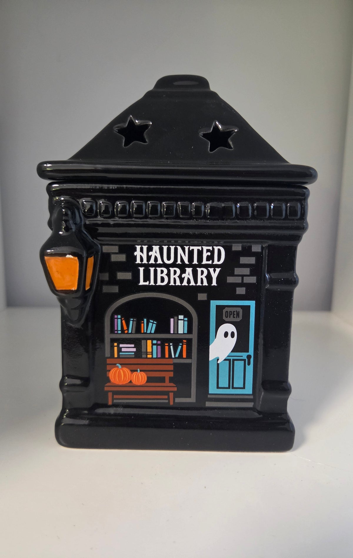 Quemador Haunted Library Outlet - vista frontal